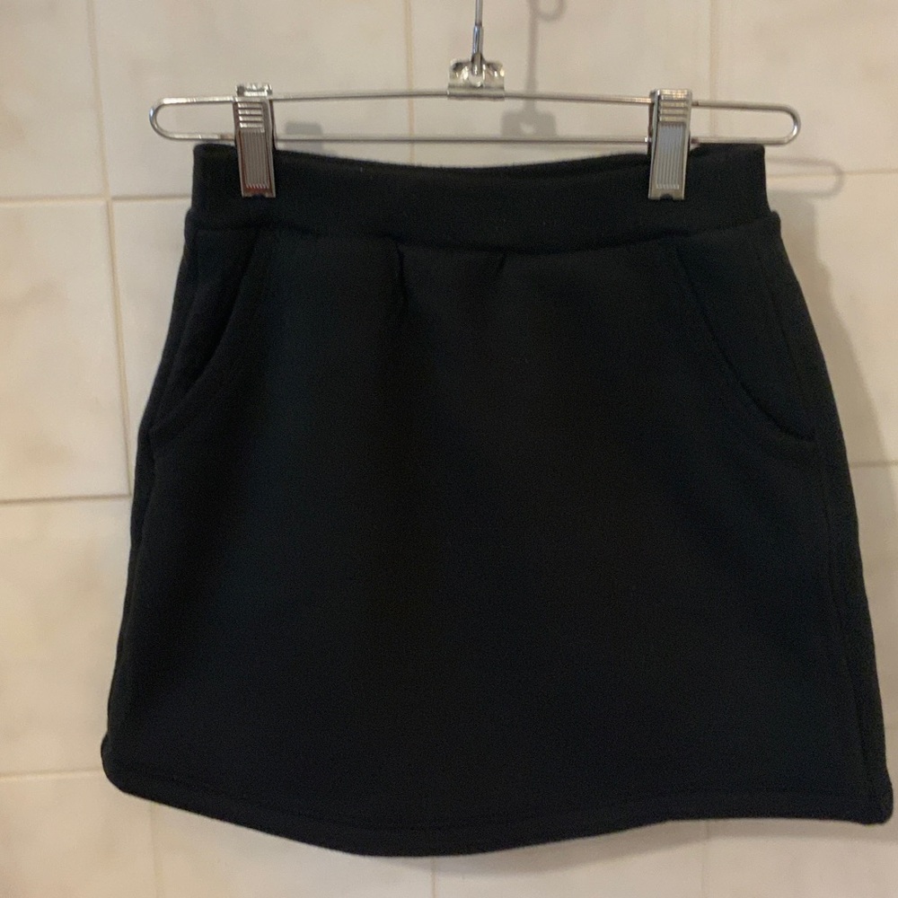 NWT Uniqlo girls Black fleece Mini Skirt in size 7-8